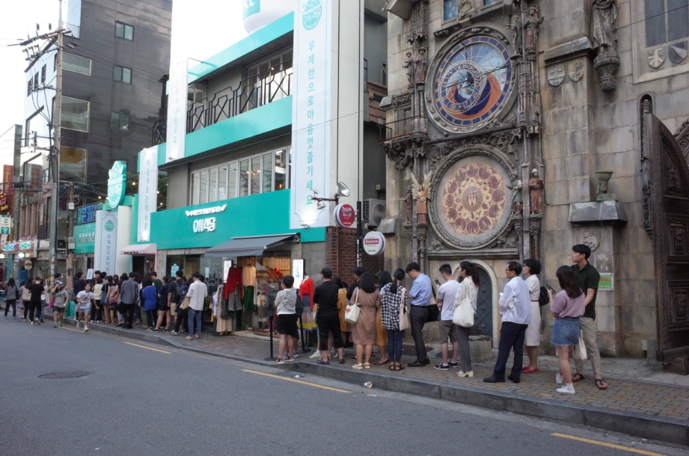 △KT가 한달 간 운영한 팝업스토어 ON 식당을 이용하기 위해 방문객들이 줄을 길게 늘어섰다 / 사진=KT