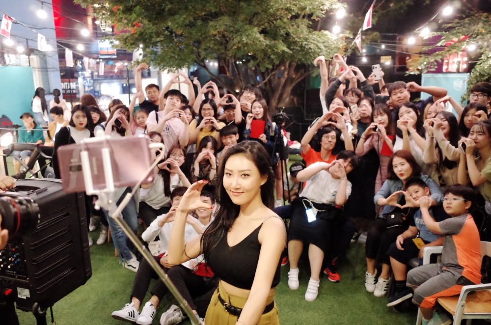 △16일 ON식당을 방문한 마마무의 화사가 방문객들과 함께 기념촬영을 하고 있다 / 사진=KT