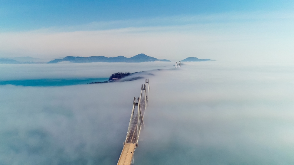 △‘제7회 MG새마을금고 사진공모전’ 최우수작품상인 해무속 거가대교의 환상적인 장면을 표현한 환상의 거가대교./사진=새마을금고중앙회