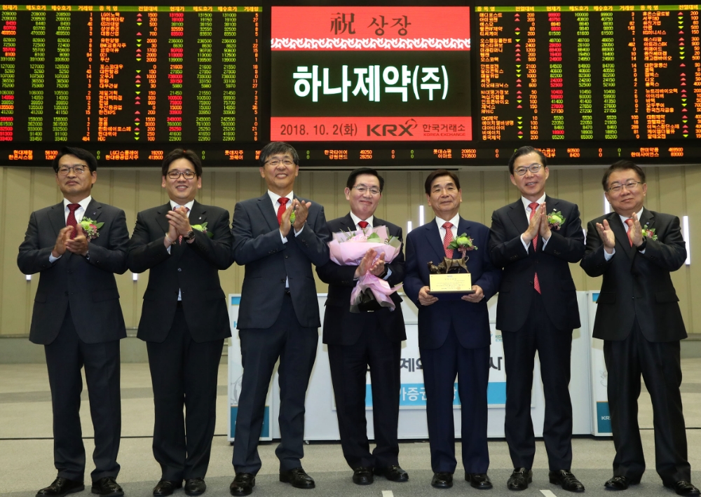 한국거래소 유가증권시장본부는 2일 서울사옥 홍보관에서 마취. 마약류 및 순환기, 소화기 등에 사용되는 제네릭의약품을 생산, 판매하는 하나제약의 유가증권시장 신규상장기념식을 개최했다. (왼쪽부터) 김원대 한국IR협의회 회장, 조동훈 하나제약 부사장, 이은태 한국거래소 유가증권시장본부장, 이윤하 하나제약 대표이사, 조경일 하나제약 명예회장, 조웅기 미래에셋대우 대표이사, 이원선 상장회사협의회 전무. 사진=한국거래소