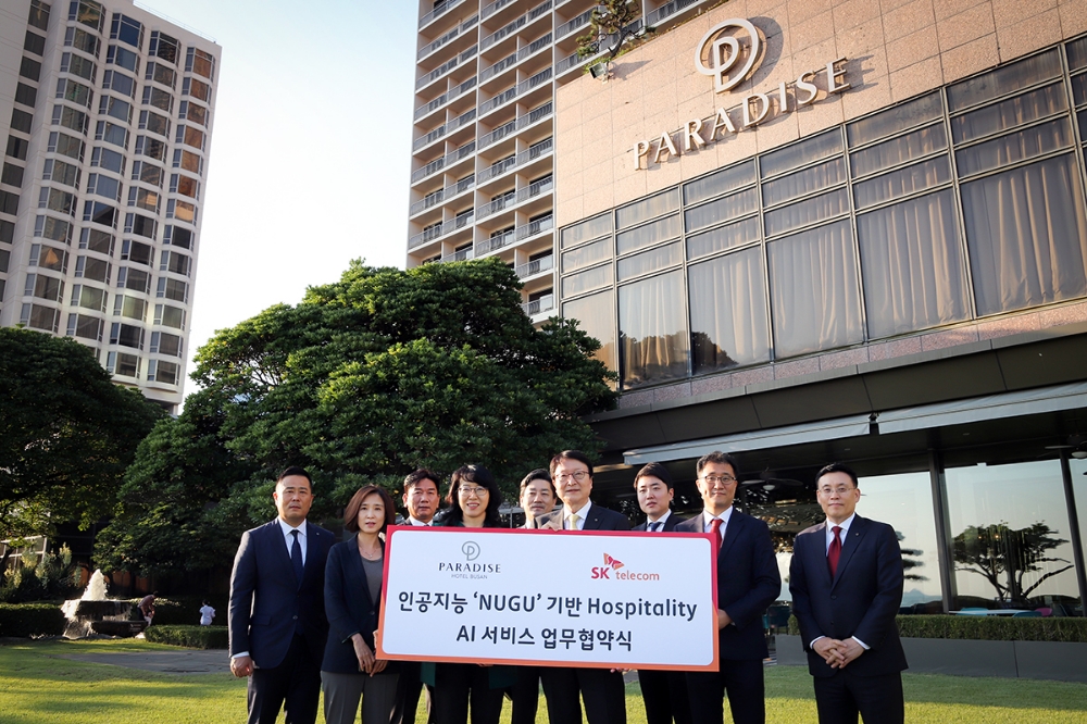 △2일 오후 부산 해운대구에 위치한 파라다이스호텔 부산에서 박명순 SK텔레콤 AI사업 유닛장(오른쪽에서 4번째)과 박재윤 파라다이스호텔 부산 대표이사(왼쪽에서 4번째) 등 양사 관계자들이 ‘인공지능 누구(NUGU) 기반 호텔 AI 서비스’ 업무협약(MOU)을 맺고, AI와 호텔 서비스의 접목을 위한 적극적인 협력을 다짐했다