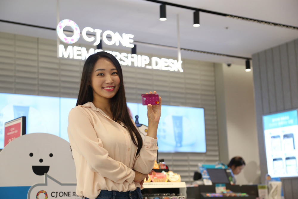 신한카드, CJ ONE 체크카드 10만 장 돌파