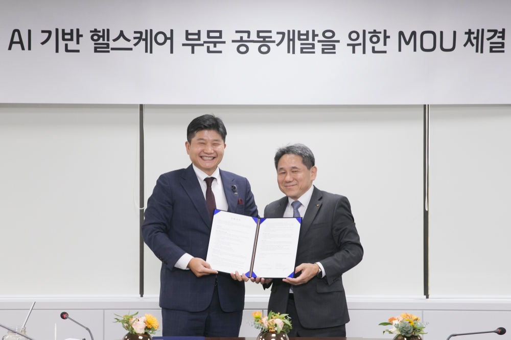 △4일 서울 강남구 도곡동 바디프랜드 본사에서 열린 협약식에서 이필재 KT 마케팅부문장(오른쪽)과 박상현 바디프랜드 대표이사가 기념사진을 촬영하고 있다