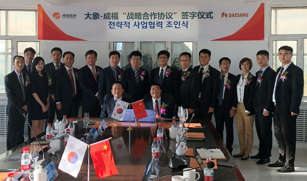 대상주식회사 정홍언 사장(사진 가운데 좌측)과 청푸그룹 왕청푸 회장(사진 가운데 우측)이 각사 관계자들이 참석한 가운데 라이신 사업에 관한 전략적 사업협력 조인식을 갖고 기념촬영을 하고 있다. /사진제공=대상