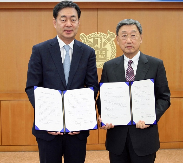 박용현 두산연강재단 이사장(오른쪽)과 신찬수 서울의대 학장이 10일 서울대학교 의과대학에서 교육 및 연구 환경 개선 지원 약정을 체결하고 기념 촬영을 하고 있다. 출처 : 두산그룹.