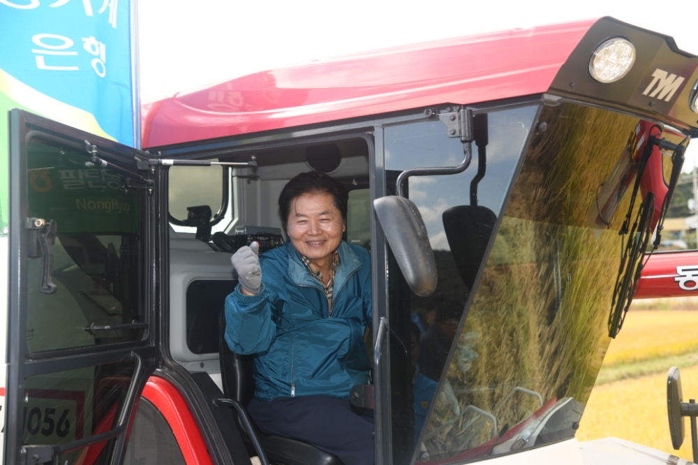 농협경제지주, 벼 직파 재배 시연…김병원 회장 팔탄농협 방문
