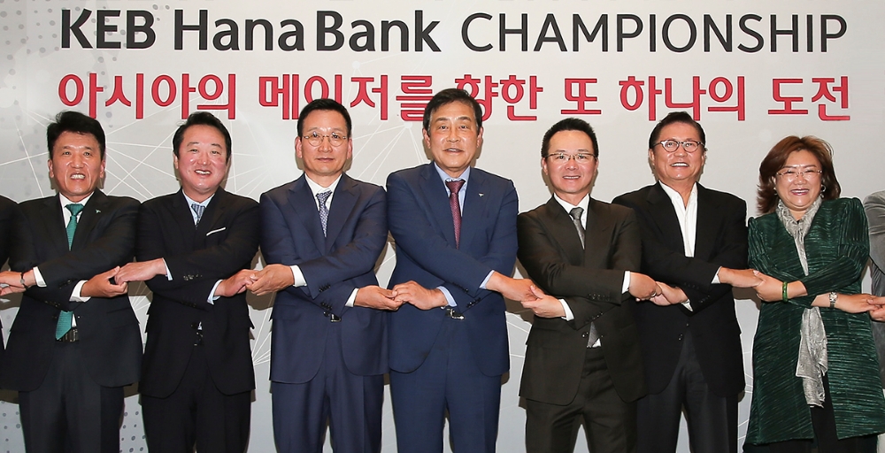 지난 10일 오후, 인천 파라다이스시티 호텔에서 열린 LPGA KEB하나은행 챔피언십 갈라파티 리셉션장에 모인 내외 귀빈이 내년부터 시작될 '아시안 LPGA 시리즈(가칭)' 런칭에 뜻을 모으는 의미를 담아 기념 촬영을 하고 있다. 사진 왼쪽부터 KEB하나은행 함영주 은행장, 코오롱그룹 이웅열 회장, KLPGA 김상열 회장, 하나금융그룹 김정태 회장, 대만골프협회 왕정송 회장, 대한골프협회 허광수 회장, 중국 CLPGA 리홍 총경리. / 사진= KEB하나은행