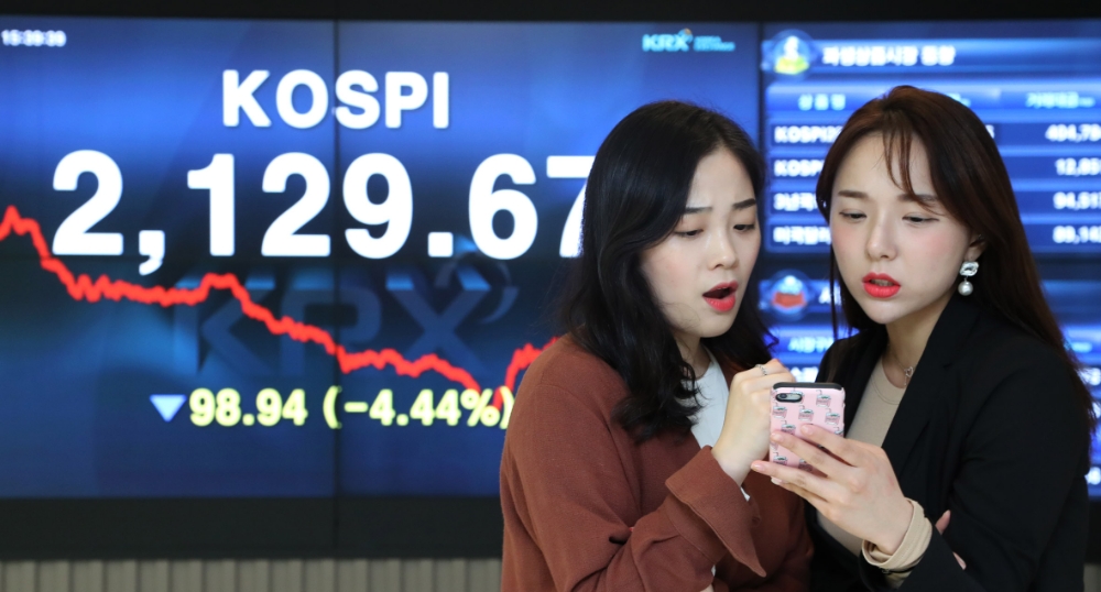 11일 코스피가 4.4%(98.94포인트) 하락한 2129.67포인트에 장을 마감했다. 사진=한국거래소