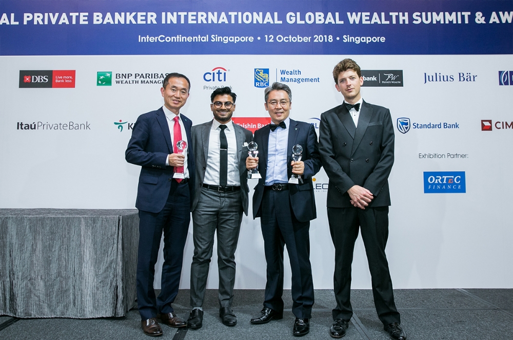 KEB하나은행은 지난 12일(현지시간) 싱가포르 인터컨티넨탈호텔에서 개최된 PBI誌의 ‘제28회 Global Wealth Summit and Awards 2018’에서 ‘글로벌 혁신 비즈니스모델 우수 PB은행상(Most Innovation Business Model)’, ‘남아시아 지역부문 우수 PB은행상(Outstanding Private Bank in South Asia)', ’M&A를 통한 성장전략 보유 우수 PB은행상(Outstanding Private Bank for Growth Strategy - M&A)' 등 세 부문을 동시에 석권했다. 시상식 후 김영훈 KEB하나은행 홍콩지점 Gold PB(사진 맨 왼쪽), 배종우 올림픽선수촌 PB센터지점장(사진 왼쪽에서 세번째)이 무바라크 마사우드 PBI지(誌) 사업개발부문 이사(사진 왼쪽에서 두 번째), 올리버 윌리엄스 PBI지(誌) 편집장(사진 맨 오른쪽) 등 시상식 관계자들과 함께 기념촬영을 하고 있다. / 사진= KEB하나은행