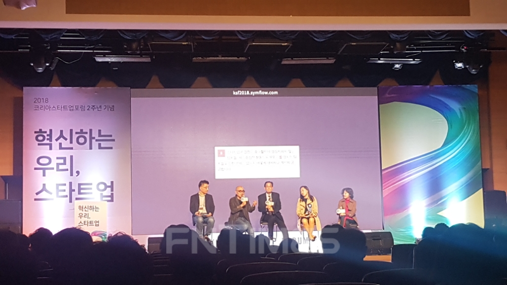 △김봉진 코리아스타트업포럼 의장(왼쪽에서 두번째)이 스타트업과 관련 이야기를 나누고 있다./사진=전하경 기자