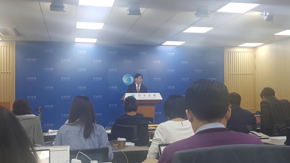 △이주열 한국은행 총재가 10월 금통위 후 기자회견을 하고 있다./사진=전하경 기자