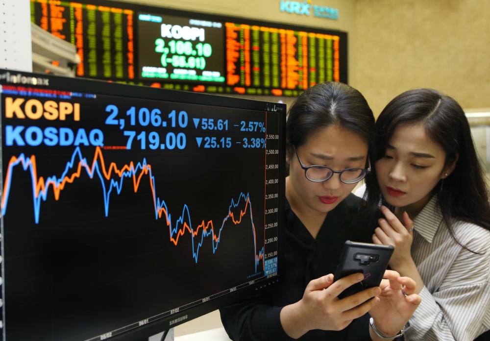 23일 코스피는 전날보다 2.57%(55.61포인트) 하락한 2106.10에 장을 마감했다. 사진=한국거래소