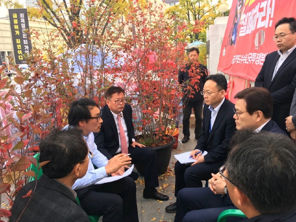 최종구 금융위원장(오른쪽에서 두 번째)이 25일 오후 서울 종로구 정부서울청사 앞에서 한국마트협회 김성민 회장(왼쪽에서 두 번째)과 관계자를 만나 카드수수료 관련 애로사항을 청취하고 있다. / 사진= 금융위원회