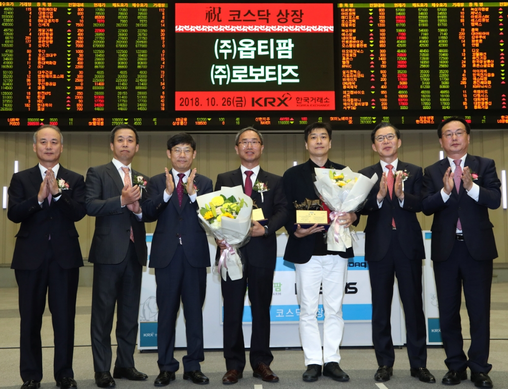한국거래소 코스닥시장본부는 26일 오전 서울사옥 홍보관에서 이종장기와 VLP백신 개발업체인 옵티팜과 로봇 솔루션 및 로봇 플랫폼 개발업체인 로보티즈의 코스닥시장 신규상장기념식을 개최했다. (왼쪽부터) 최규준 한국IR협의회 부회장, 윤병운 NH투자증권 IB사업부 대표, 정운수 한국거래소 코스닥시장본부장, 박철세 옵티팜 대표이사, 김병수 로보티즈 대표이사, 조웅기 미래에셋대우 대표이사, 송윤진 코스닥협회 부회장. 사진=한국거래소