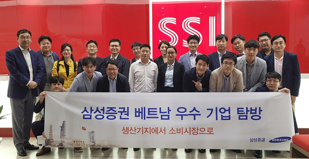 삼성증권 ‘2018년 글로벌 PB연구단’이 24일 베트남 호치민에 있는 사이공증권 본사를 찾아 기업소개와 전망을 확인했다. 응엔 주이 린 사이공증권 리테일본부장(가운데), 까오 티 응옥 꾸인 법인영업본부장, 삼성증권 PB연구단./사진=삼성증권