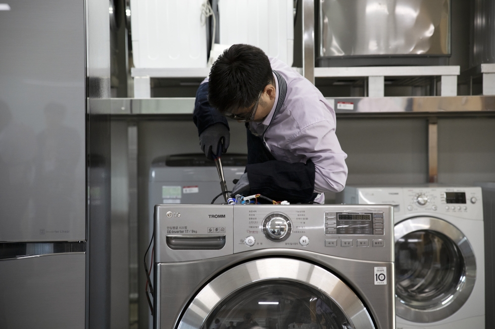 △지난 25일 경기도 평택 소재 LG전자 러닝센터에서 열린 ‘2018 한국서비스 기술올림픽'에 참가한 LG전자 서비스 엔지니어들이 수리 실력을 겨루고 있다.