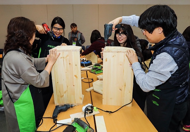 30일 한국지엠 임직원들이 지역 사회복지시설에 기증할 책꽂이를 만들고 있다. 출처=한국지엠.