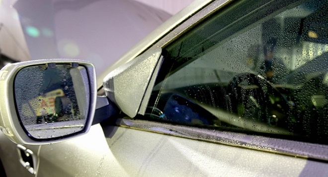 현대기아차 R&D 아이디어 페스티벌에서 '비도 오고 그래서'가 사이드미러에 맺힌 빗물을 제거하는 기술을 시연하고 있다. 출처=현대기아차.