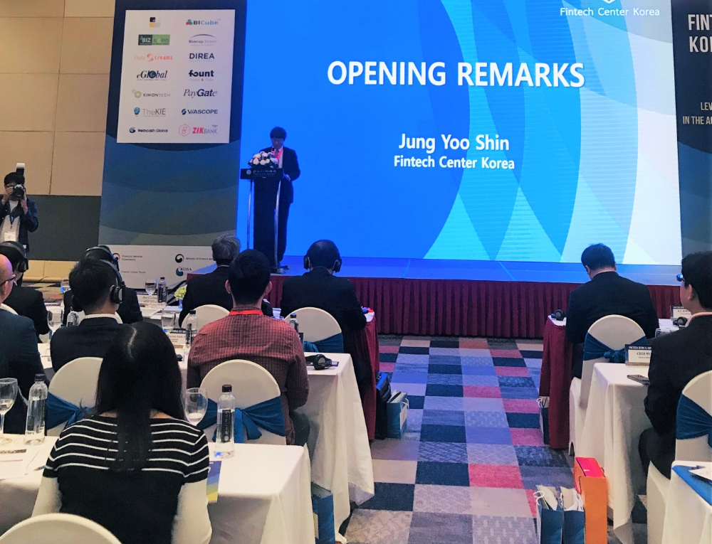 △정유신 핀테크지원센터장이 '핀테크 데모데이 인 하노이 앤 코리아 ICT 데이 2018'에서 축사를 하고 있다./사진=핀테크지원센터