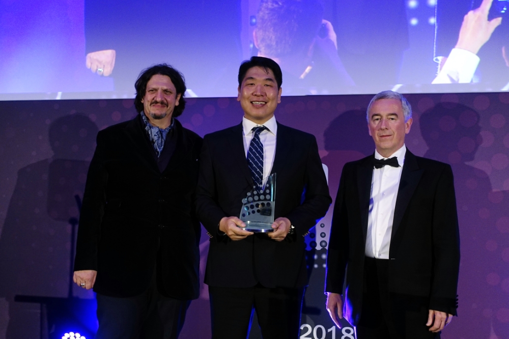 △‘월드 커뮤니케이션 어워드’에서 ‘5G 리더십상’을 수상한 뒤 기념촬영하고 있는 모습. 왼쪽부터 사회자 제이 레이너(Jay Raynar), KT 네트워크부문 구재형 상무, 플럼(Plum) 컨설팅 대표 토니 러벤더(Tony Lavender)