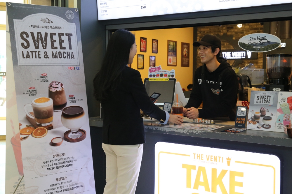 △부산 남구 문현동에 위치한 더벤티 문현금융단지점에서 고객이 부산은행 썸패스QR결제 서비스를 이용해 음료를 구매하고 있다./사진=BNK부산은행