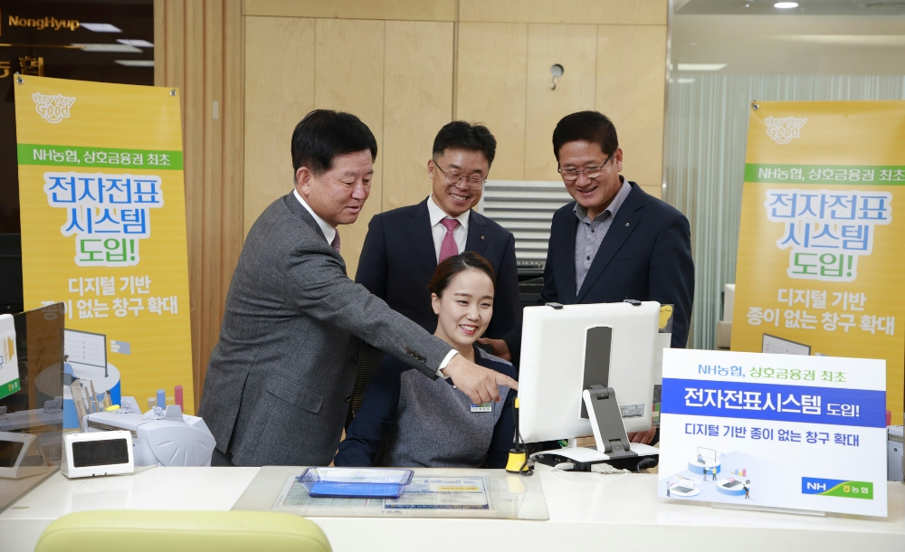 사진 왼쪽부터 소성모 상호금융대표, 남창현 농협 경기지역본부장, 김세제 태안농협 조합장.