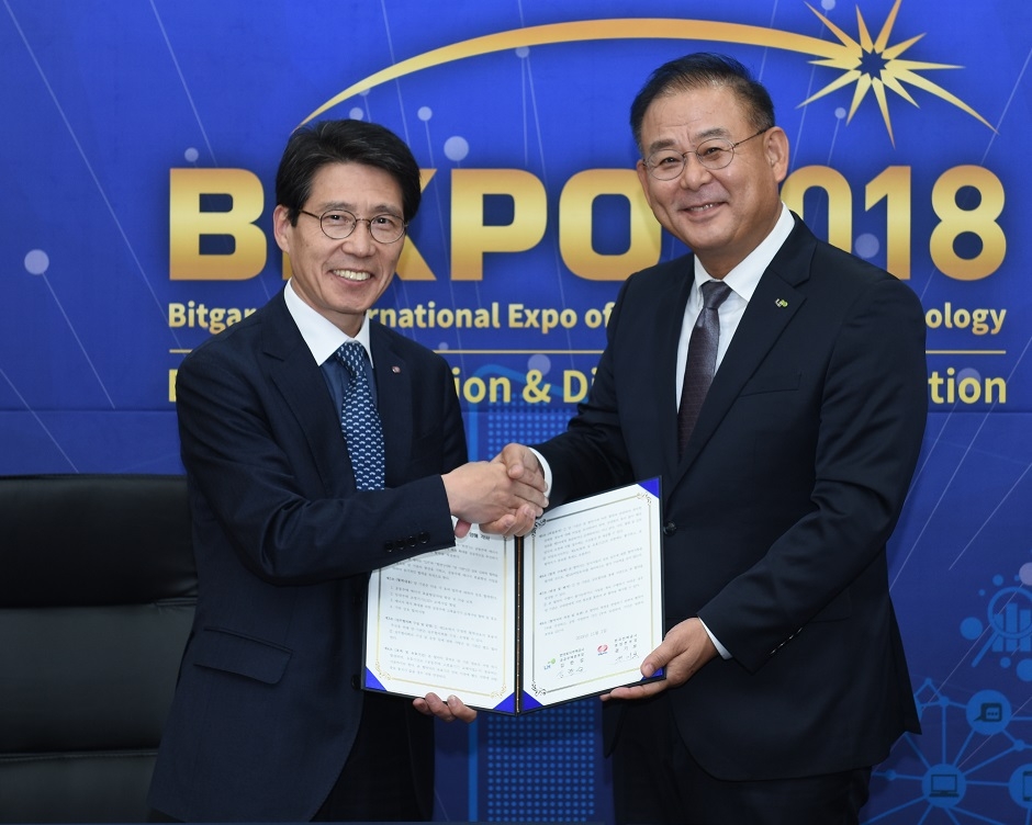 1일 권기보 한전 영업본부장(사진 왼쪽)과 김한섭 LH 공공주택본부장(사진 오른쪽)이 에너지 효율향상사업 MOU를 체결하고 기념사진 촬영을 하고 있다.