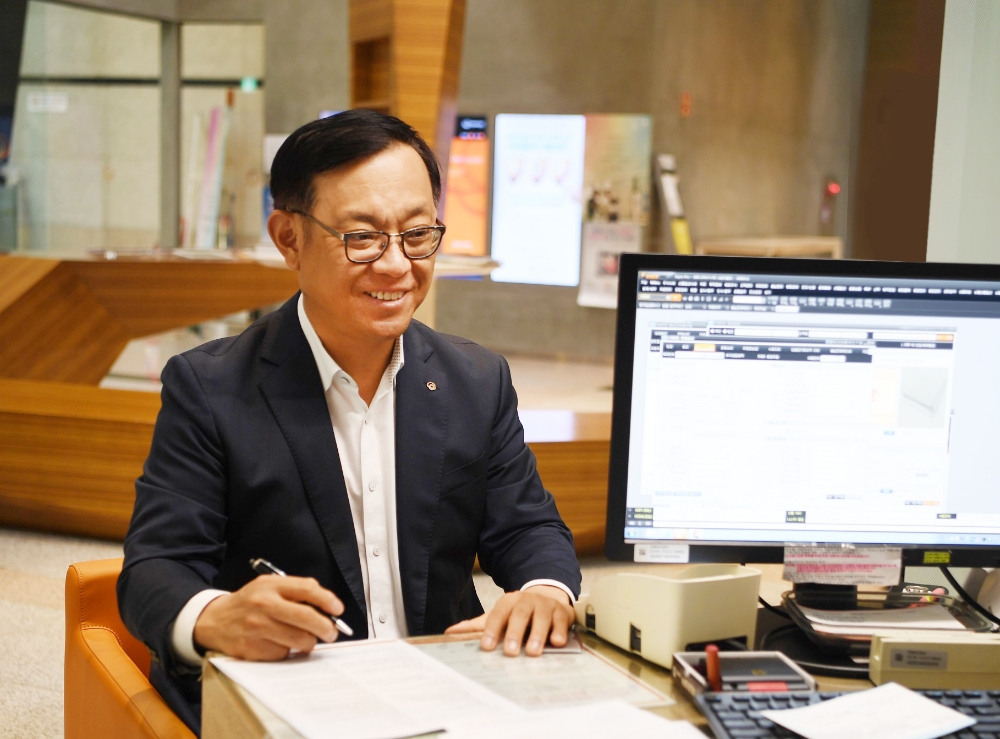 권희백 한화투자증권 대표이사가 개인형퇴직연금(IRP) 가입을 위해 서류를 작성하고 있다. 사진=한화투자증권