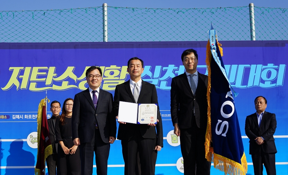 △홍정기 환경부 단장(왼쪽)과 오쿠라 키쿠오소니코리아 대표(중앙)