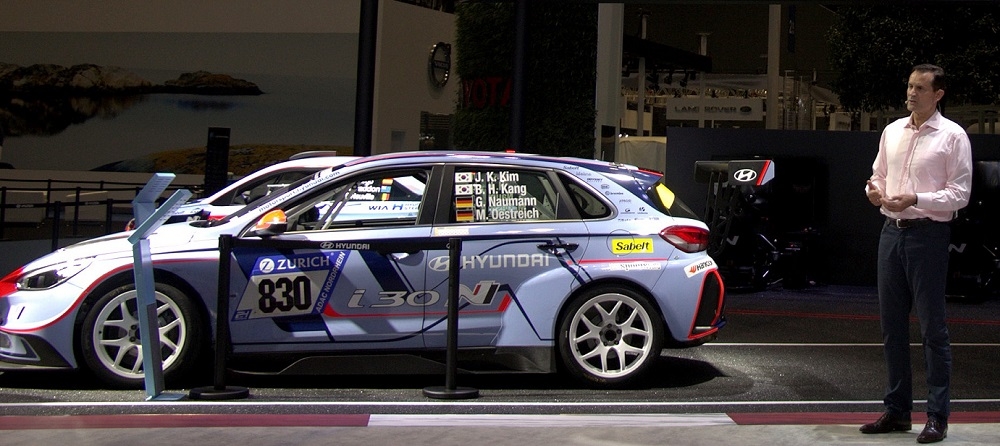 토마스 쉬미에라 현대차 상품전략본부장 부사장이 6일(현지시각) 중국 상하이 국가회의전람센터에서 열린 '제1회 중국 국제 수입박람회'에서 보도발표회를 하고 있다. 출처=현대차.