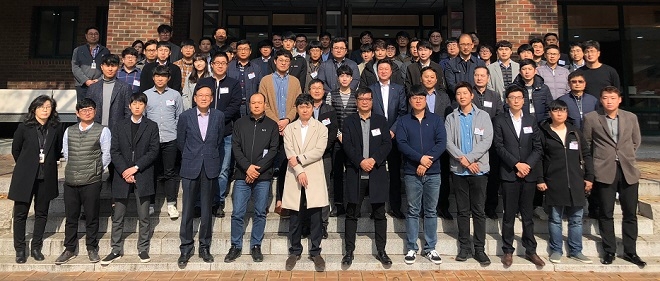 SK종합화학이 5, 6일 양일 간 고객사 40곳을 대전 이노베이션 센터에 초청, ‘2018 친환경플라스틱과 사회적가치 창출 아카데미’를 개최하고 기념촬영을 하고 있다. 출처=SK종합화학.