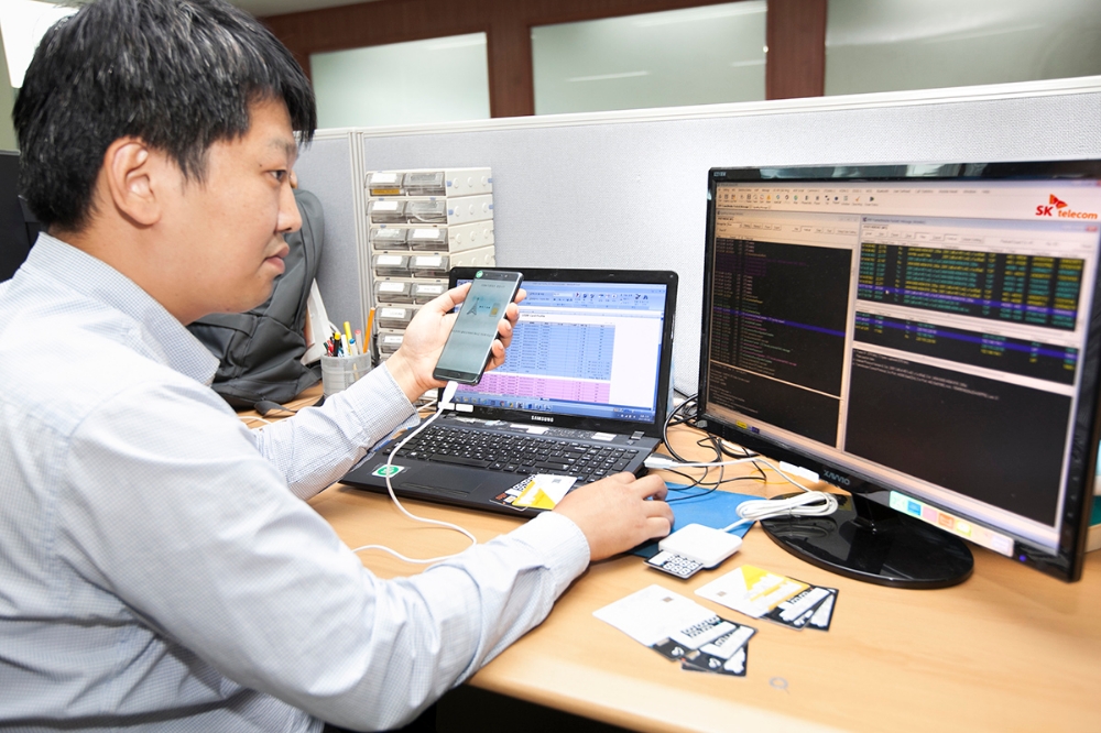 △SK텔레콤 직원이 스마트폰 복제 여부를 실시간으로 판단할 수 있는 ‘실시간 검출(Sensing) 시스템’을 시연하고 있다.