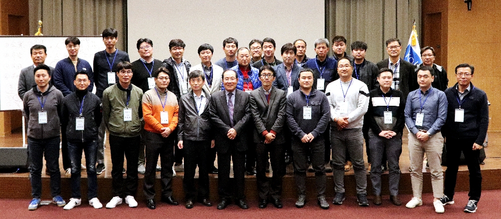 6일부터 8일까지 3일간 여주아카데미에서 진행된 '우보천리 상생드림 아카데미'에 참여한 중견・중소기업 관리자급 직책간부들이 한국콜마 윤동한 회장(앞줄 가운데)과 기념 촬영을 하고 있다. /사진제공=한국콜마