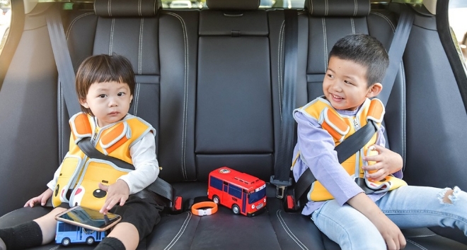 삼성카드 '소셜굿즈'의 어린이 안전을 위한 조끼형 캐릭터 카시트. / 사진 = 삼성카드
