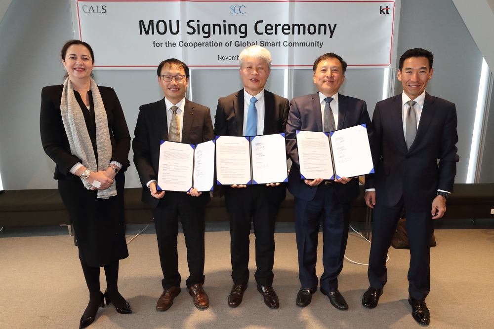 △8일 서울시 종로구 KT 광화문빌딩 East에서 열린 협약식에서 KT 경영기획부문장 구현모(왼쪽 2번째) 사장, 서울대학교 농업생명과학대학 이석하(가운데) 학장, SCC 앤드류 한(오른쪽 2번째) 대표 등 관계자들이 사진촬영을 하고 있다.