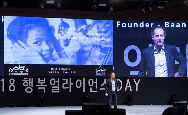 2018 행복얼라이언스 데이 서울 행사에서 태국 반덱 재단 창립자 니콜라 크로스타가 강연하고 있다. 출처=SK행복나눔재단.