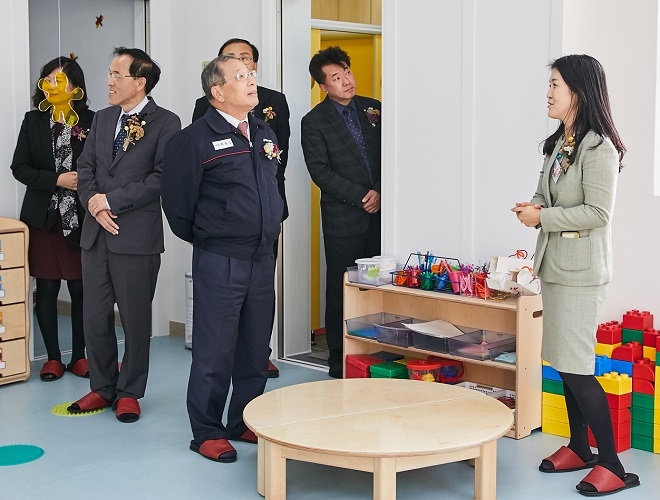 최종식 쌍용자동차 대표이사가 경기도 평택시 쌍용자동차 본사에 위치한 자람어린이집 내부를 둘러보고 있다. 출처=쌍용차.