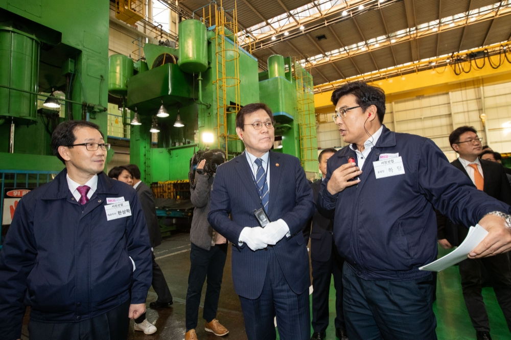 최종구 금융위원장(사진 가운데)은 13일 오후 경기도 화성시에 위치한 자동차 부품업체 서진산업을 방문해 자동차 부품업체 공장에 관한 설명을 듣고 있다. / 사진= 금융위원회