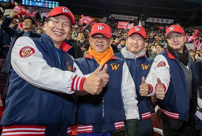 (왼쪽부터)최창원 부회장, 최신원 회장, 최태원 회장, 최재원 수석부회장이 지난 12일 한국시리즈 6차전을 관람했다. 출처=SK그룹.