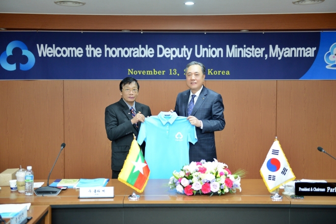 13일 서울 삼성동 새마을금고중앙회관에서 박차훈 새마을금고중앙회장(오른쪽)이 ‘미얀마 차관 초청연수’에 참가한 우 흘라 쩌 미얀마 농축산관개부 차관(왼쪽)에게 미얀마 새마을금고 유니폼 샘플을 건네고 있다. / 사진 = 새마을금고중앙회