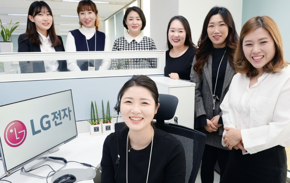△LG전자 콜센터에서 전문상담사들이 기념촬영을 하고 있다/사진=LG전자