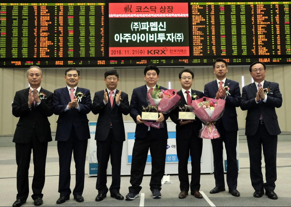 한국거래소 코스닥시장본부는 21일 오전 서울사옥 홍보관에서 항체치료제 등의 바이오신약 개발기업인 파멥신과 벤처캐피탈사인 아주아이비투자의 코스닥시장 신규상장기념식을 개최했다. (왼쪽부터) 최규준 한국IR협의회 부회장, 김성현 KB증권 IB총괄부사장, 정운수 한국거래소 코스닥시장본부장, 유진산 파멥신 대표이사, 김지원 아주아이비투자 대표이사, 김상태 미래에셋대우 대표이사, 송윤진 코스닥협회 부회장. 사진=한국거래소