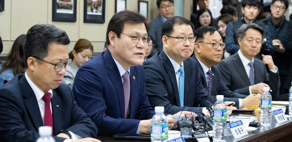 최종구 금융위원장(왼쪽에서 두 번째)은 21일 서울 마포구 중소기업DMC타워에 위치한 신약개발 바이오기업 셀리버리를 방문해 연구소 운영현황을 듣고 '자본시장 혁신을 위한 현장간담회'를 진행했다. / 사진= 금융위원회