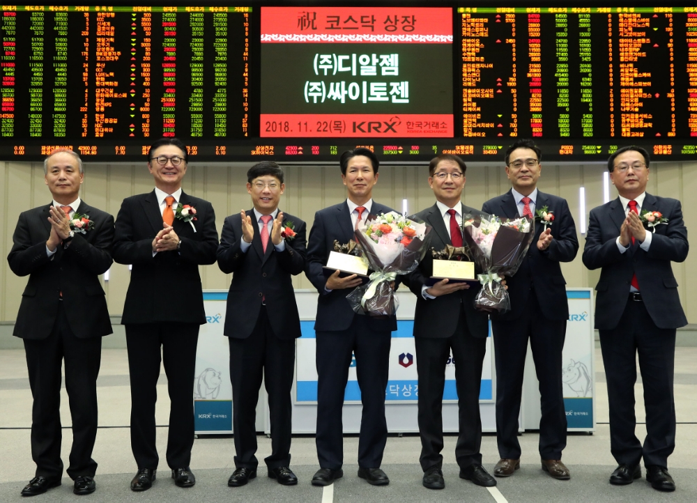 한국거래소 코스닥시장본부는 22일 오전 서울사옥 홍보관에서 진단용 X-레이 시스템 개발업체인 디알젬과 CTC기반 액체생검 플랫폼 개발업체인 싸이토젠의 코스닥시장 신규상장기념식을 개최했다. (왼쪽부터) 최규준 한국IR협의회 부회장, 유상호 한국투자증권 대표이사, 정운수 한국거래소 코스닥시장본부장, 박정병 디알젬 대표이사, 전병희 싸이토젠 대표이사, 이현 키움증권 대표이사, 송윤진 코스닥협회 부회장. 사진=한국거래소