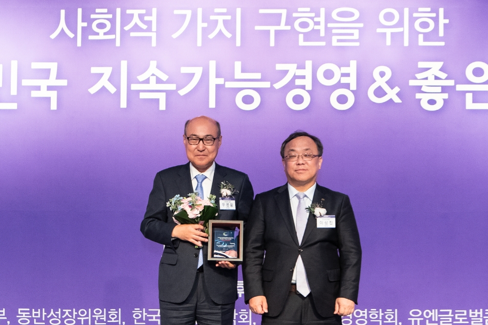 신한금융그룹은 22일 오전 서울 코엑스 인터콘티넨탈에서 열린 '2018 대한민국 지속가능 & 좋은기업 시상식'에서 2008년, 2013년, 2016년에 이어 네 번째로 '대한민국 지속가능성보고서상(KRCA)'를 수상했다고 밝혔다. 이날 수상식에서 신한금융지주회사 우영웅 부사장(사진 왼쪽)과 한국표준협회 이상진 회장이 기념 촬영을 하고 있다. / 사진= 신한금융지주