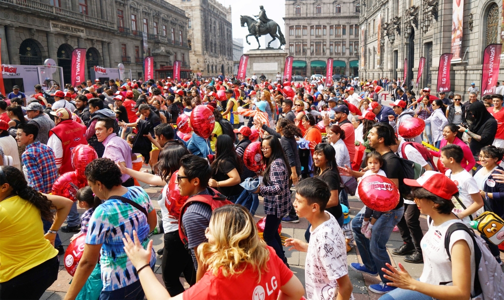 △댄스 챌린지 행사에 참가한 사람들이 LG 트윈워시 댄스를 추는 모습/사진=LG전자