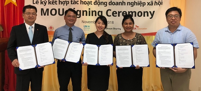 ‘베트남 사회 문제 해결형 사회적기업 설립’을 위한 MOU 체결 후, 참석자들이 기념사진을 촬영하고 있다. 왼쪽부터 박현섭 SK이노베이션 사회공헌팀장, 부옹 하이 콰 짜빈성 계획투자국 부국장, UNEP 장수아 팀장, 탁 테이 양 짜빈대학교 부총장, 김항석 드림셰어링 대표. 출처=SK이노.