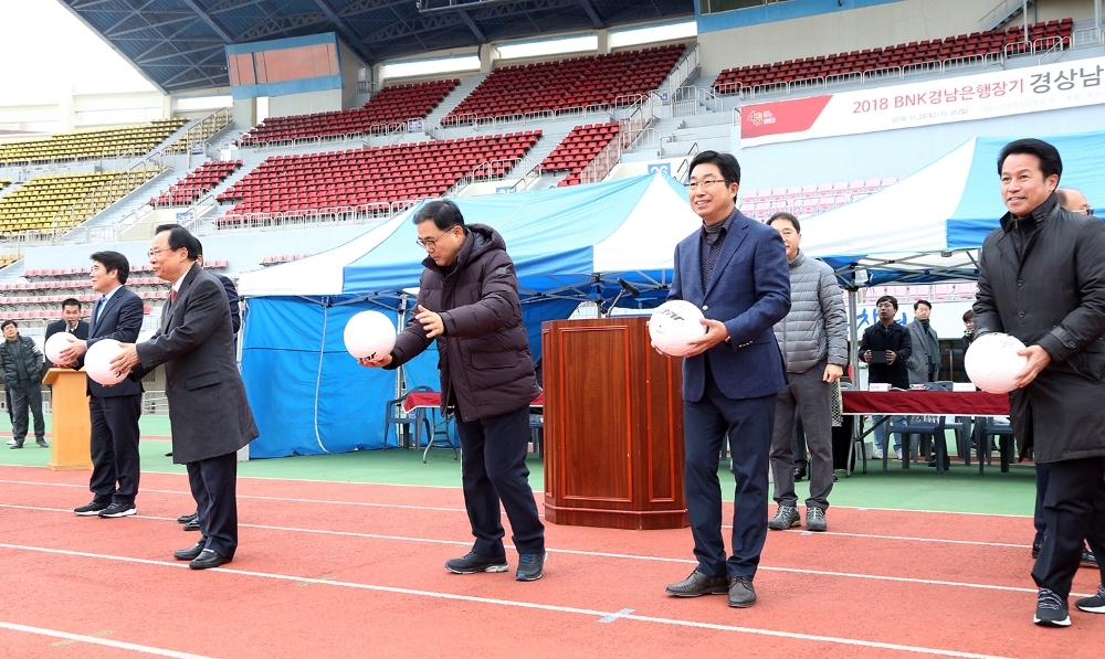 △황윤철 경남은행장(왼쪽에서 세번째)이 ‘2018 BNK경남은행장기 경상남도 기관 축구대회’ 개막식 행사를 하고 있다./사진=경남은행