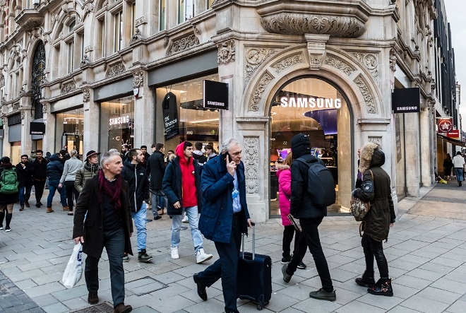 영국 런던 시내 중심부인 옥스포드 스트리트에 위치한 '삼성 익스피리언스 스토어' 전경. 출처=삼성전자.