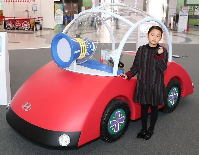 제3회 브릴리언트 키즈 모터쇼에서 과학기술정보통신부 장관상(대상)을 수상한 홍지율 어린이와 수상작 '시각장애인의 눈이 되어주는 자동차'. 출처=현대차.
